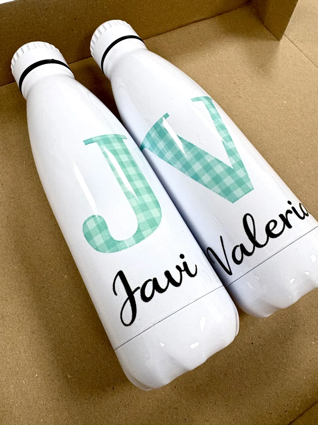 Botellas blancas personalizadas con inicial y nombre impresos