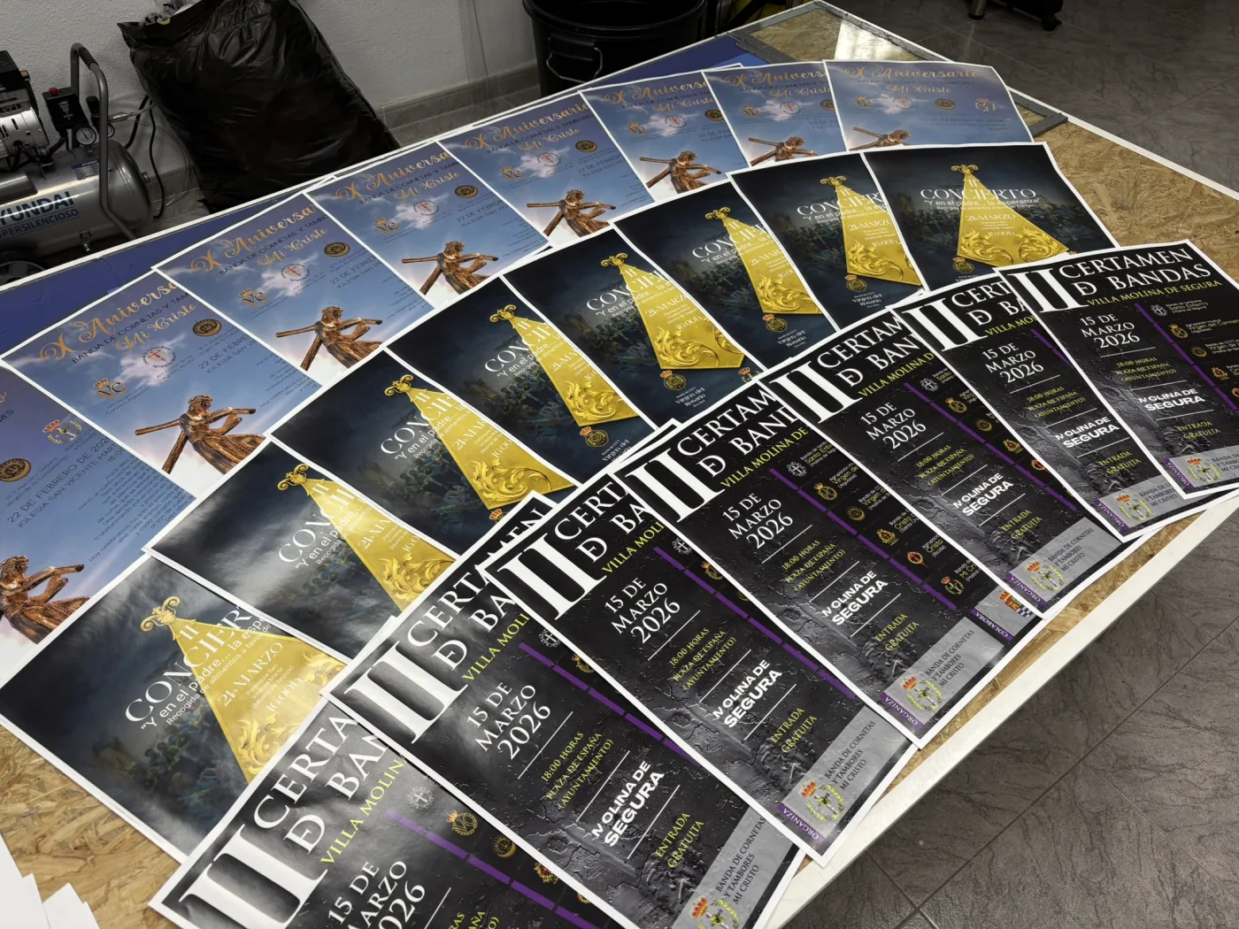 Carteles de eventos recién impresos y preparados en el taller de VL Rotulaciones