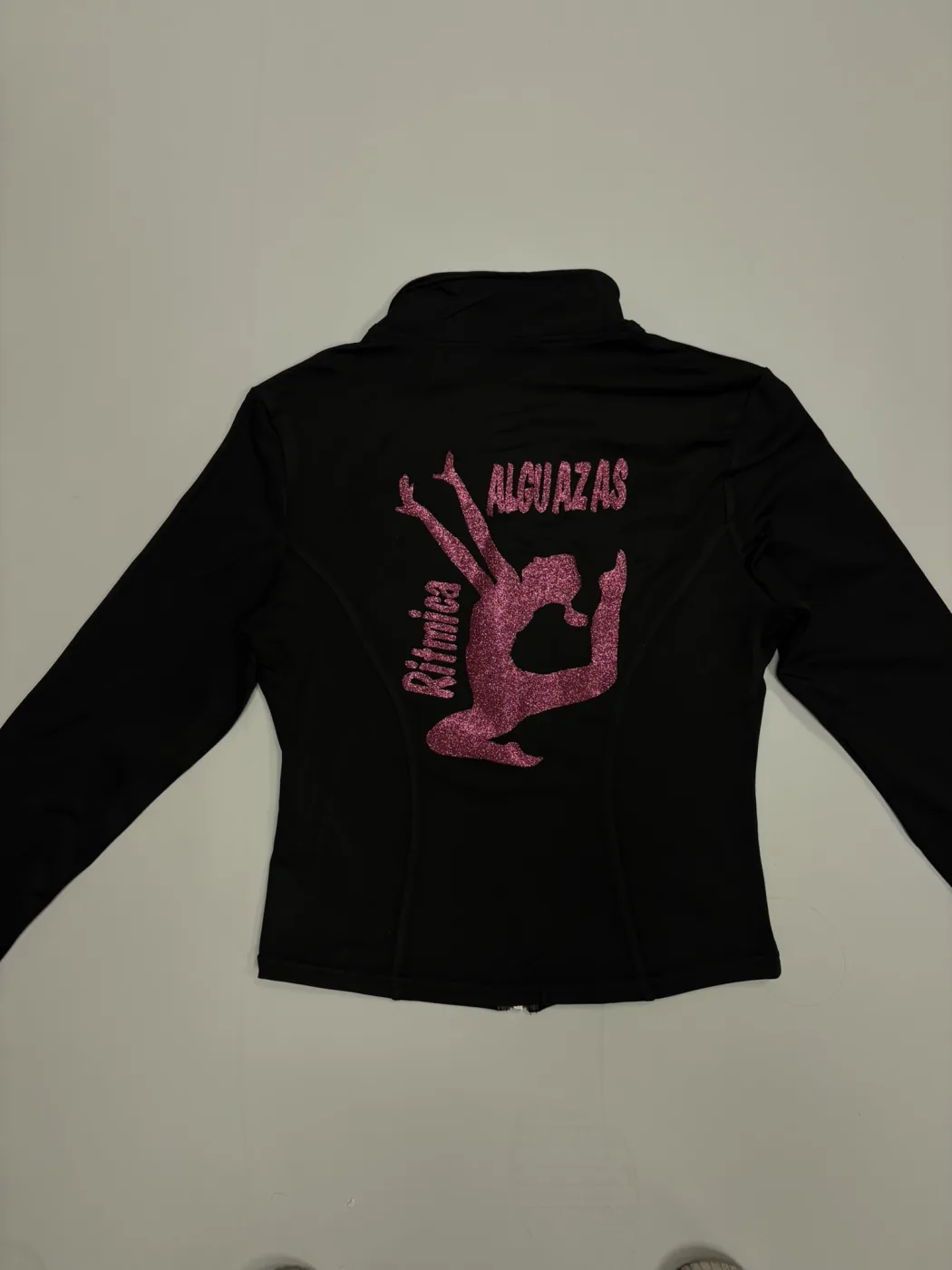 Chaqueta negra de gimnasia rítmica personalizada con acabado rosa brillante