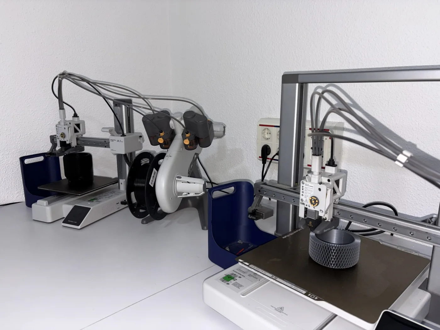 Zona de impresión 3D con varias máquinas en el taller de VL Rotulaciones