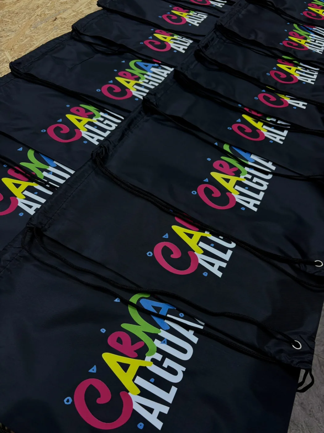 Mochilas negras personalizadas a todo color para un evento