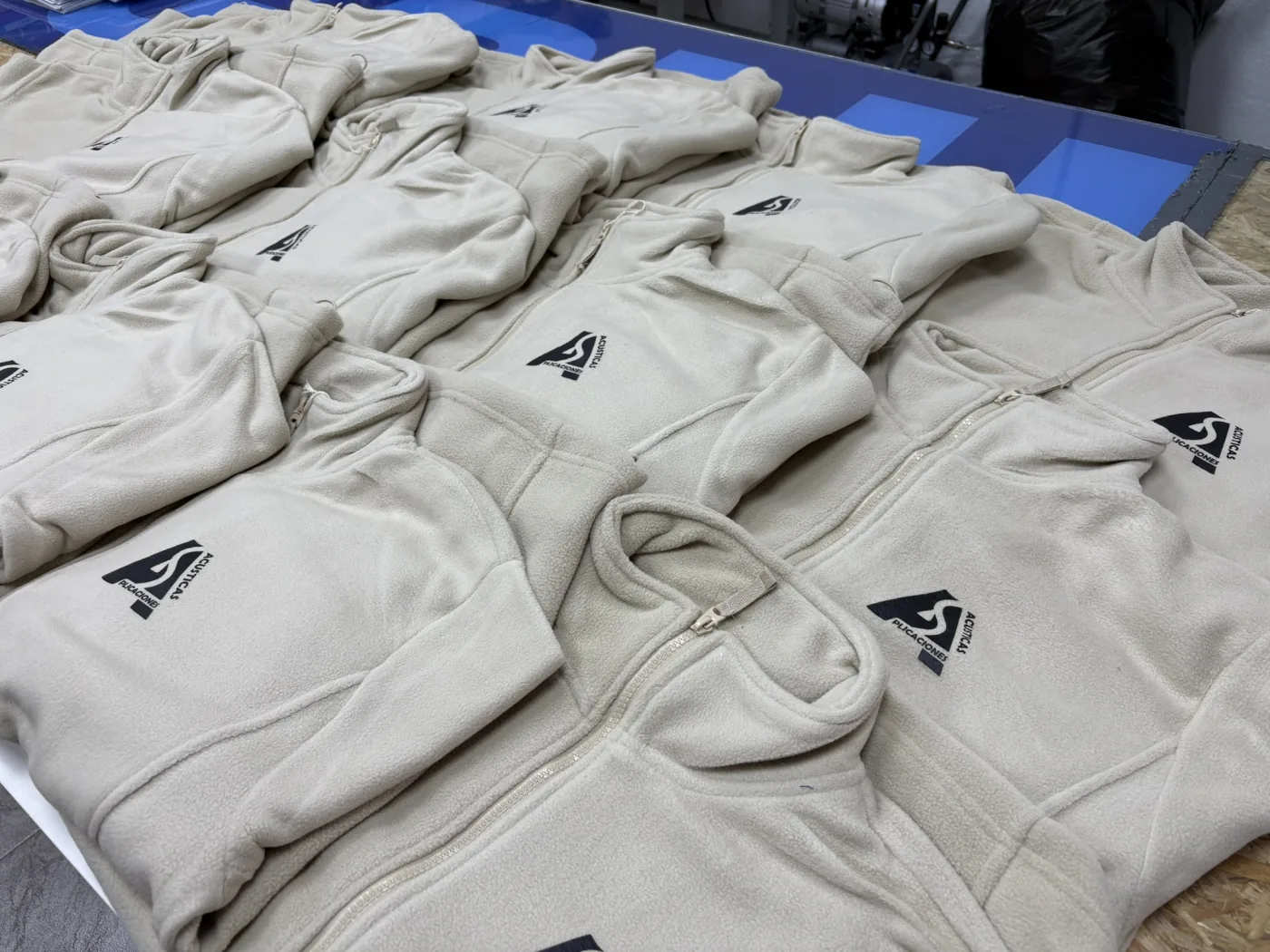 Lote de prendas de ropa laboral personalizadas preparado para su entrega