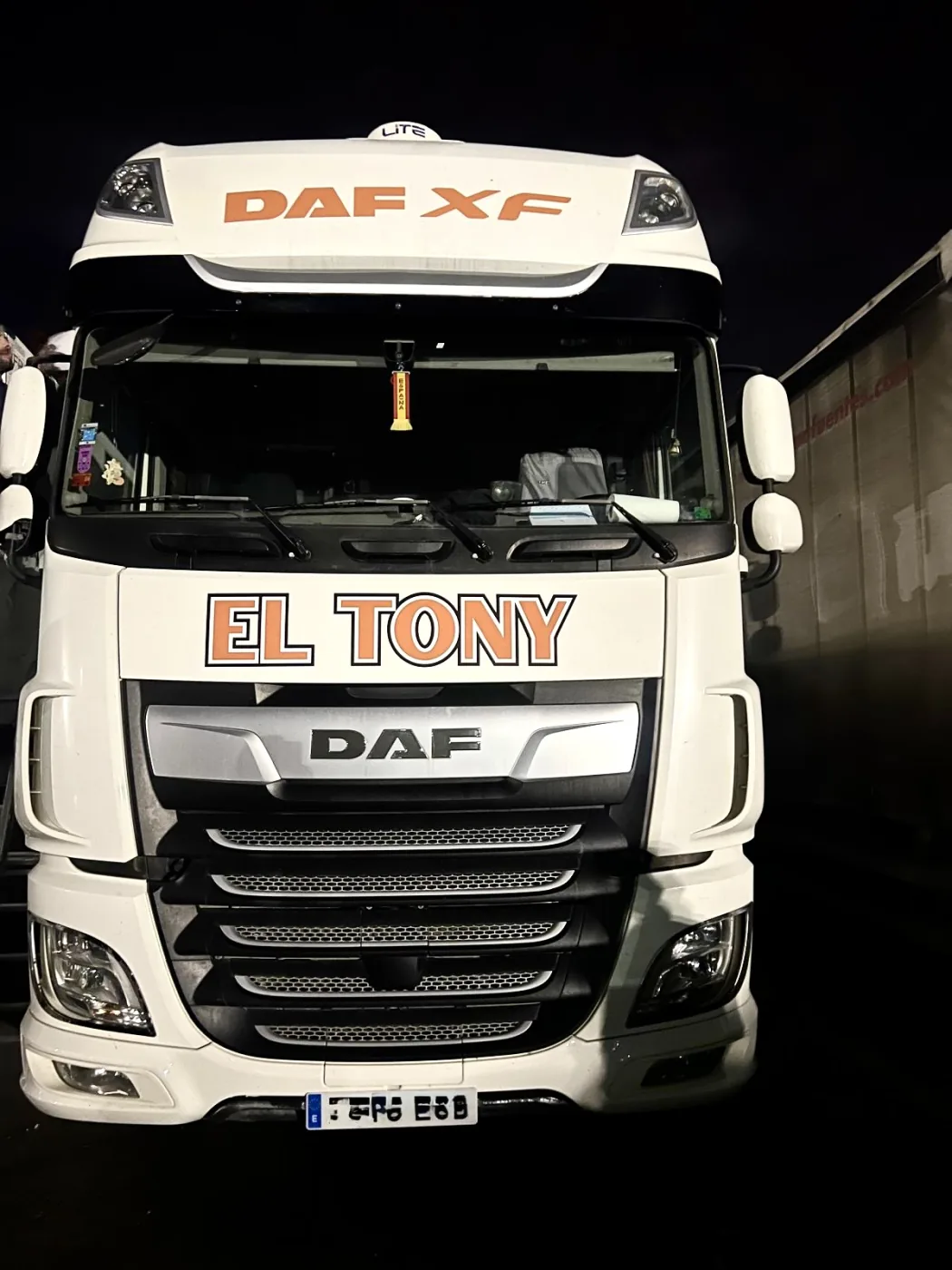 Camión blanco personalizado con rotulación frontal de gran formato