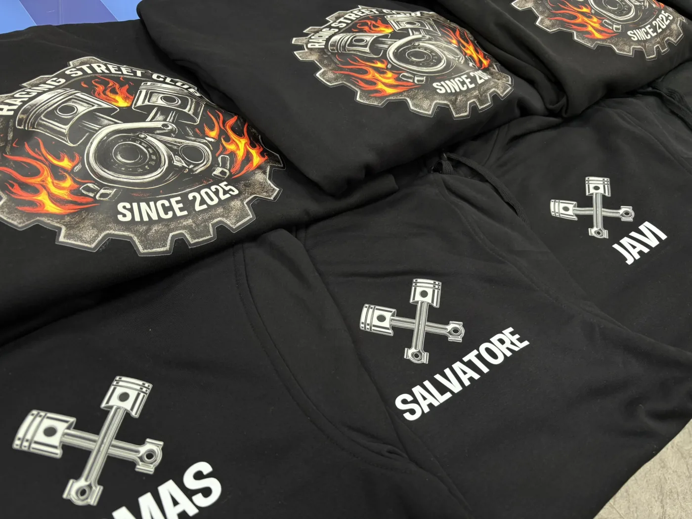 Sudaderas personalizadas a todo color para un grupo de aficionados al motor