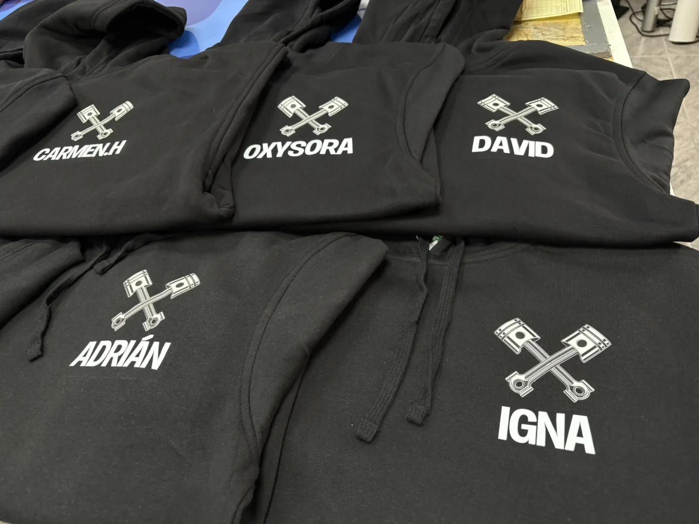 Sudaderas negras personalizadas individualmente con nombres y diseño de motor