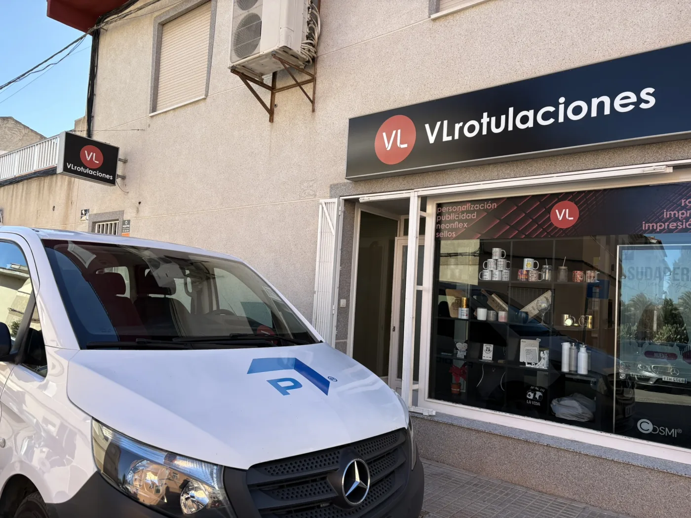 Fachada de la tienda y taller físico de VL Rotulaciones