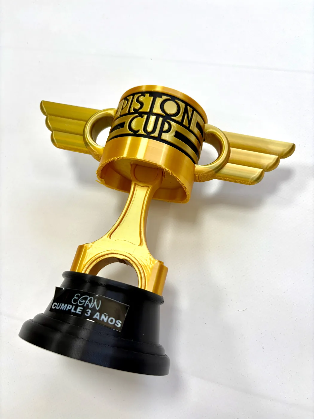 Trofeo dorado impreso en 3D y personalizado con nombre y edad
